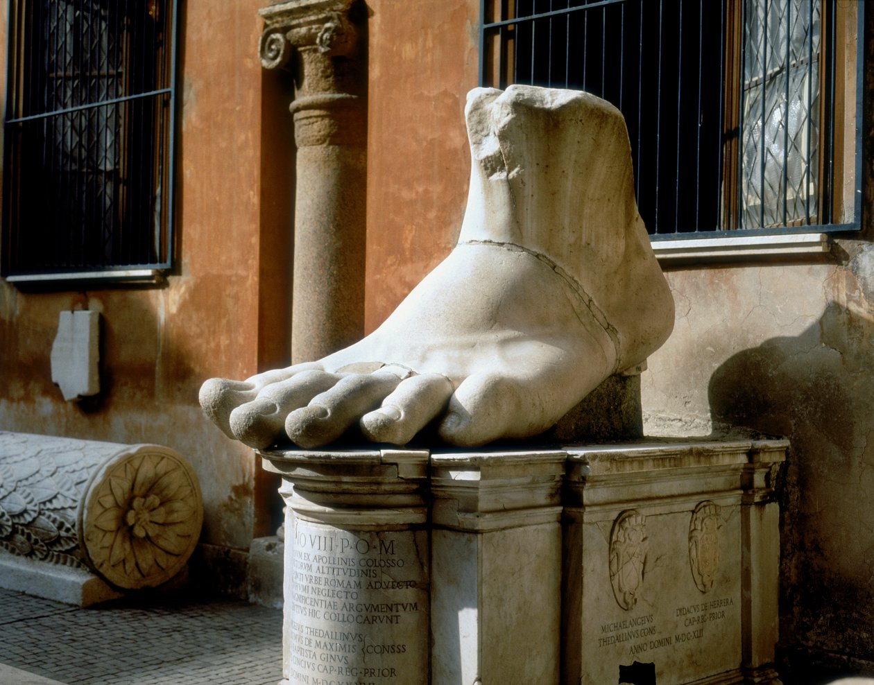 Pé esquerdo, do Colosso de Constantino (mármore) de Roman Roman