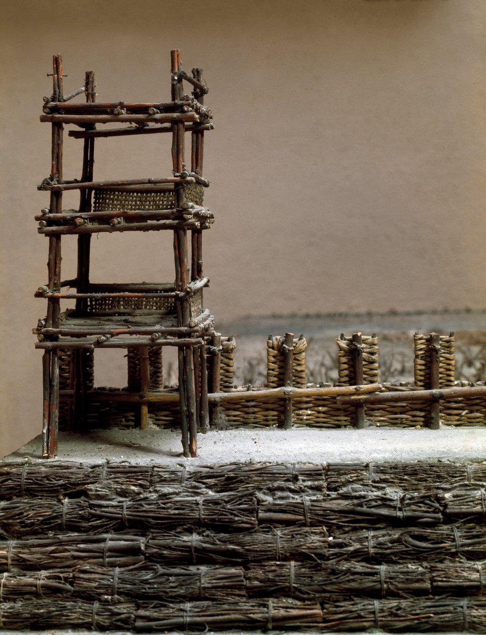 Modelo que reproduz o cerco e a batalha de Alesia em setembro de 52 a.C. por Jules Cesar que viu a derrota de Vercingetorix. Detalhe representando o sistema de defesa construído por César. Roma, Museo della Civilta Romana de Roman Roman