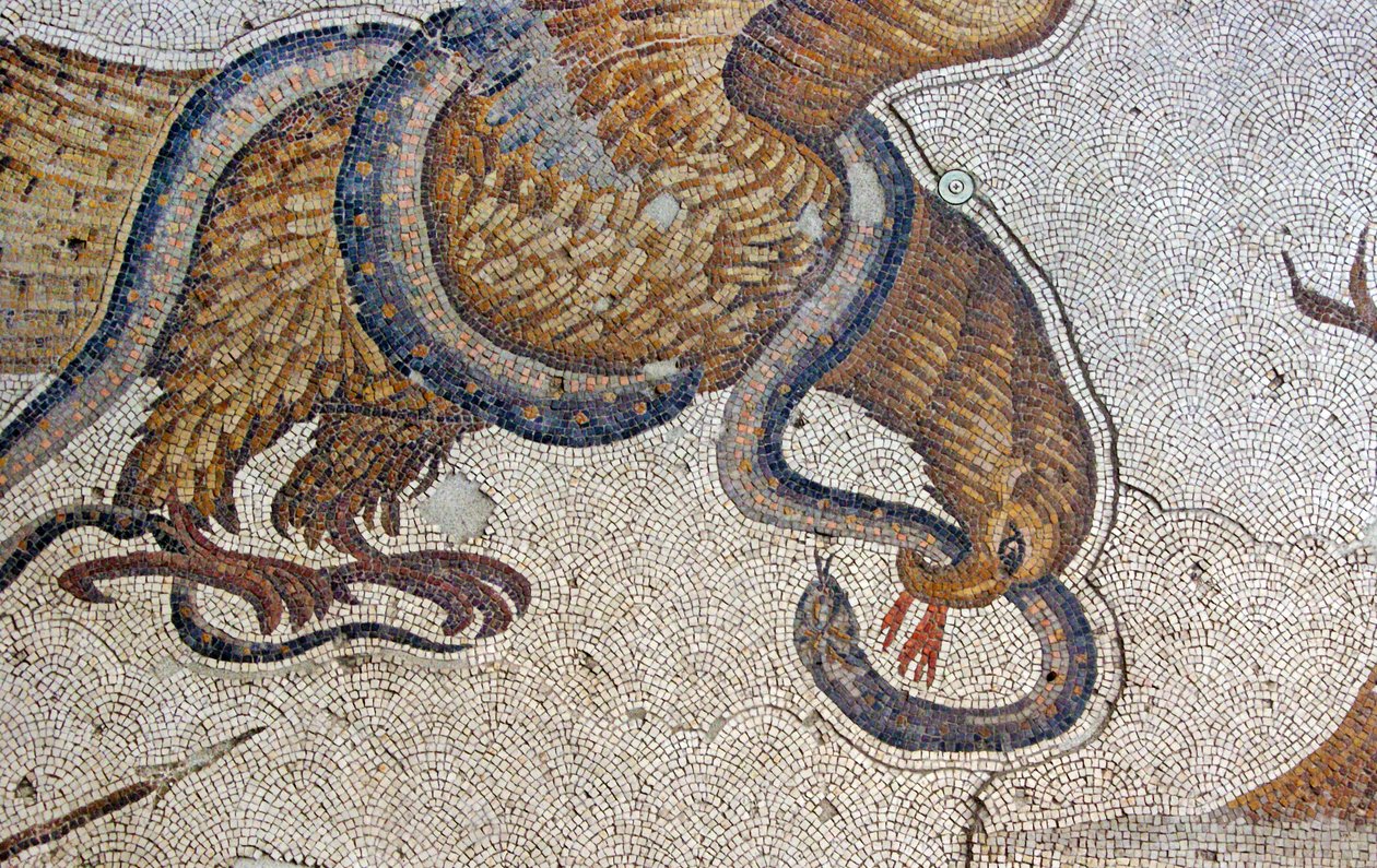 Mosaico representando The Eagle and the Snake, , Arasta Bazaar, Sultão Ahmet Mesquita, Istambul. de Roman Roman