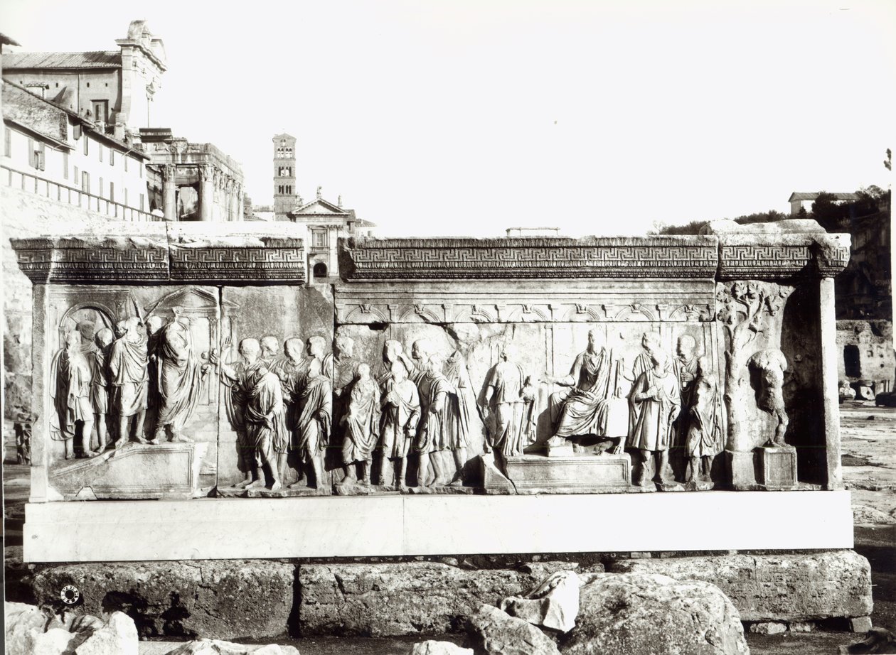 Plutão de Trajano com representações da Institutio Alimentaria (mármore) (foto a p/b) de Roman Roman