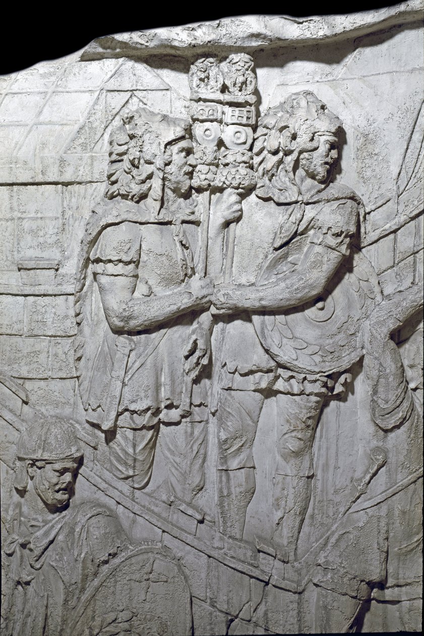 Arte Romana: "Guerreiros carregando a águia romana (Aquilíferos)" Molde de 1862 reproduzindo os baixos-relevos da coluna de Trajano (Colonna Traiana) em Roma construída durante o reinado do Imperador Trajano (53-117). A coluna de Trajano comemora de Roman Roman