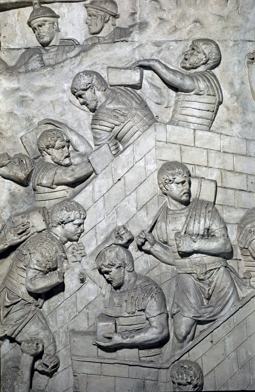 Arte Romana: "construção de um forte no acampamento romano" Molde de 1862 reproduzindo os baixos-relevos da coluna de Trajano (Colonna Traiana) em Roma construída durante o reinado do Imperador Trajano (53-117). A coluna de Trajano comemora t de Roman Roman