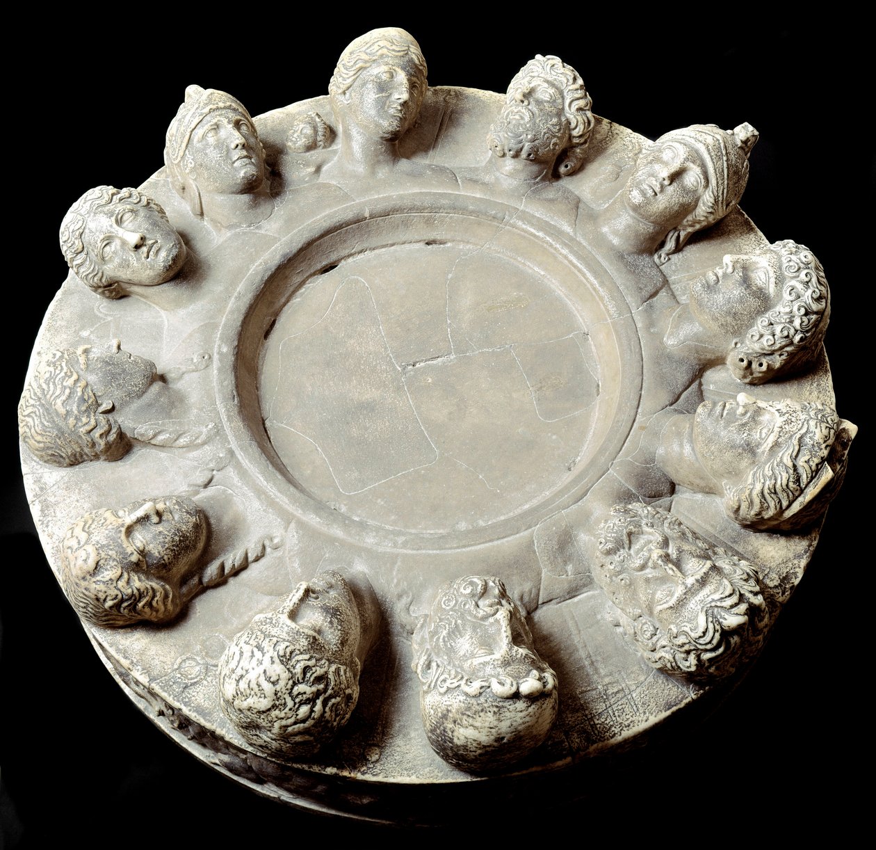 Arte Romana: altar de mármore das doze divindades do Olimpo - de Gabii (Lácio) Século I-2 d.C. - Paris, musee du Louvre - Altar das doze divindades do Olimpo - Escultura em mármore, de Gabii (Lácio) de Roman Roman