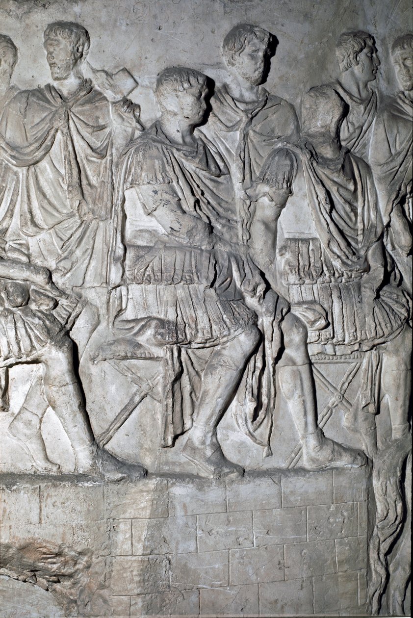 Arte Romana: "o Imperador romano Trajano na tribuna que realiza um conselho de guerra" Molde de 1862 reproduzindo os baixos-relevos da coluna de Trajano (Colonna Traiana) em Roma construída durante o reinado do Imperador Trajano (53-117). O col de Trajano de Roman Roman
