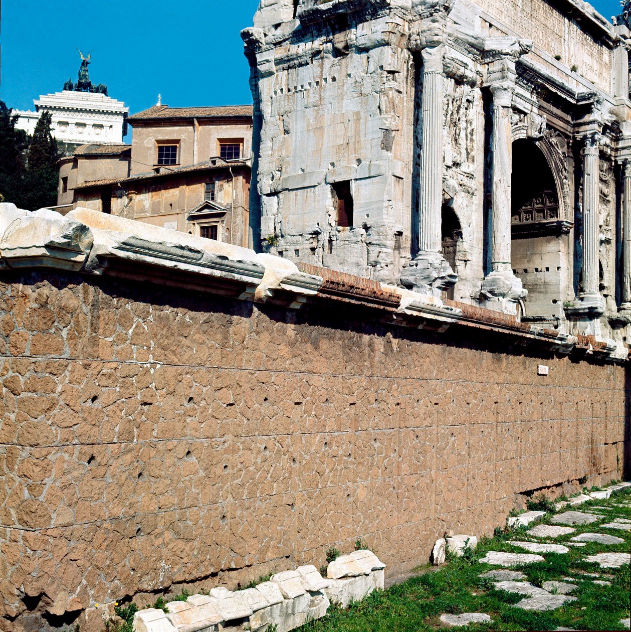 Fórum Romano: vista do Rostri (Rostra) (rostra) onde as reuniões foram realizadas. Roma de Roman Roman