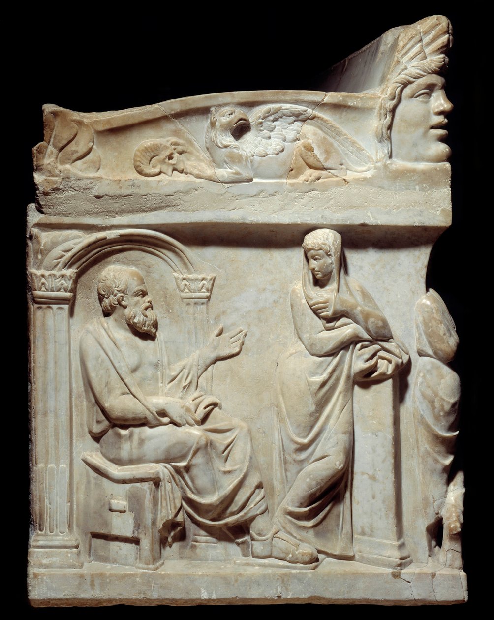 Antiquidade romana: Sarcófago das Musas. Este sarcófago é adornado com a representação das nove musas e, nos pequenos lados, retratos do filósofo Sócrates e do poeta Hesíodo. Aqui, Sócrates (469-399 a.C.), filósofo grego, com a sua m de Roman Roman