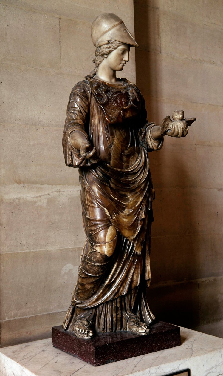 Antiquite romana: estátua de Minerva drapeada e coberta com o egide segurando uma coruja na mão. Escultura em albastro e mármore. Ela é identificada com a deusa grega Atena. Sol 1,33 m. Paris, Museu do Louvre de Roman Roman