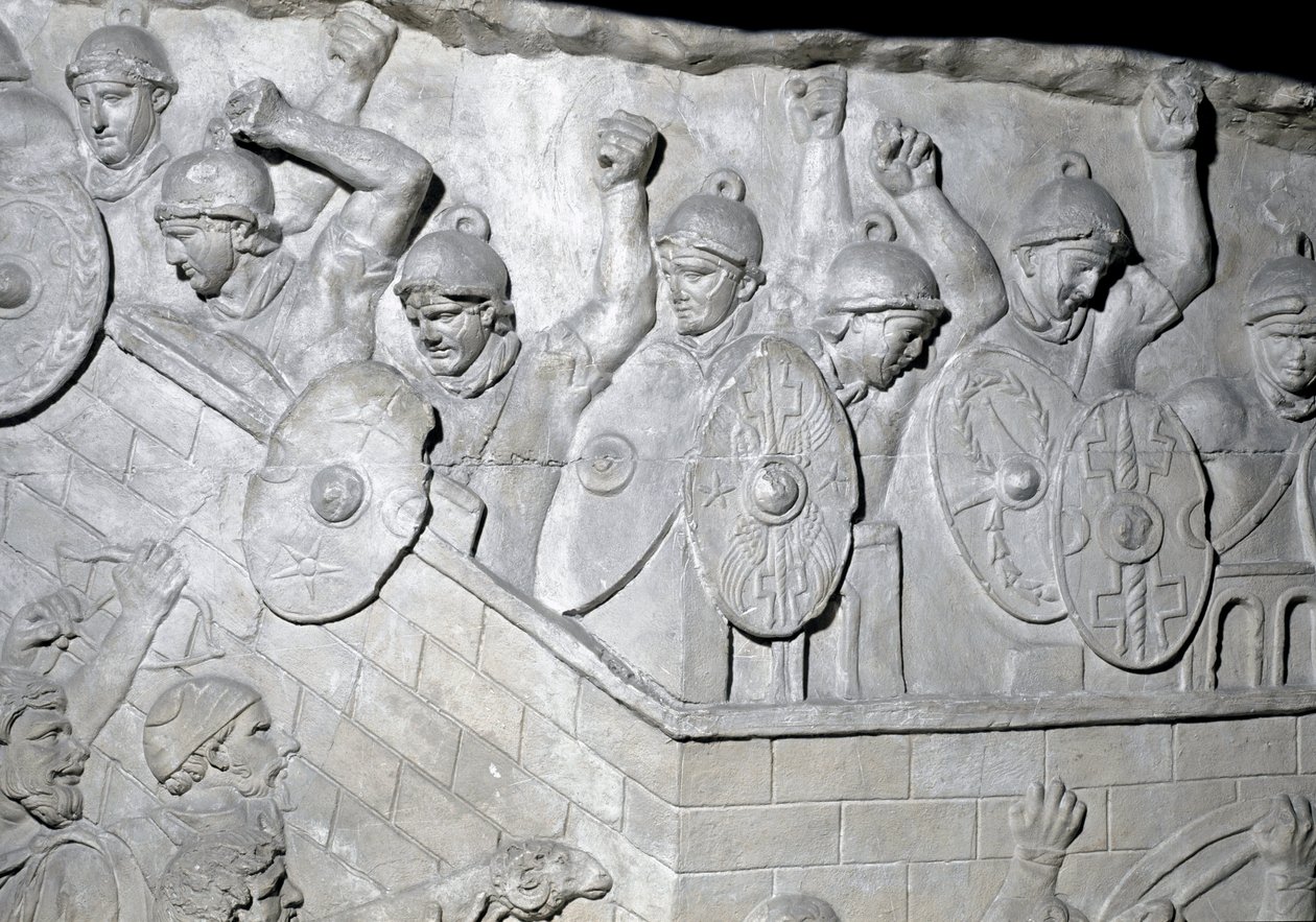 Arte romana: "Soldados romanos em defesa de um bastião" Molde de 1862 reproduzindo os baixos-relevos da coluna de Trajano (Colonna Traiana) em Roma construída durante o reinado do Imperador Trajano (53-117). A coluna Trajano comemora o vi de Roman Roman