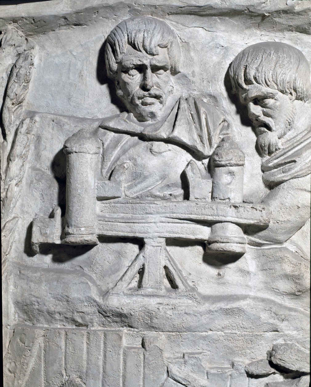 Arte romana: "Soldados romanos perto de uma catapulta usada durante a primeira guerra em Dacia" Molde de 1862 reproduzindo os baixos-relevos da coluna de Trajano (Colonna Traiana) em Roma construída durante o reinado do Imperador Trajano (53-117). A co de Roman Roman