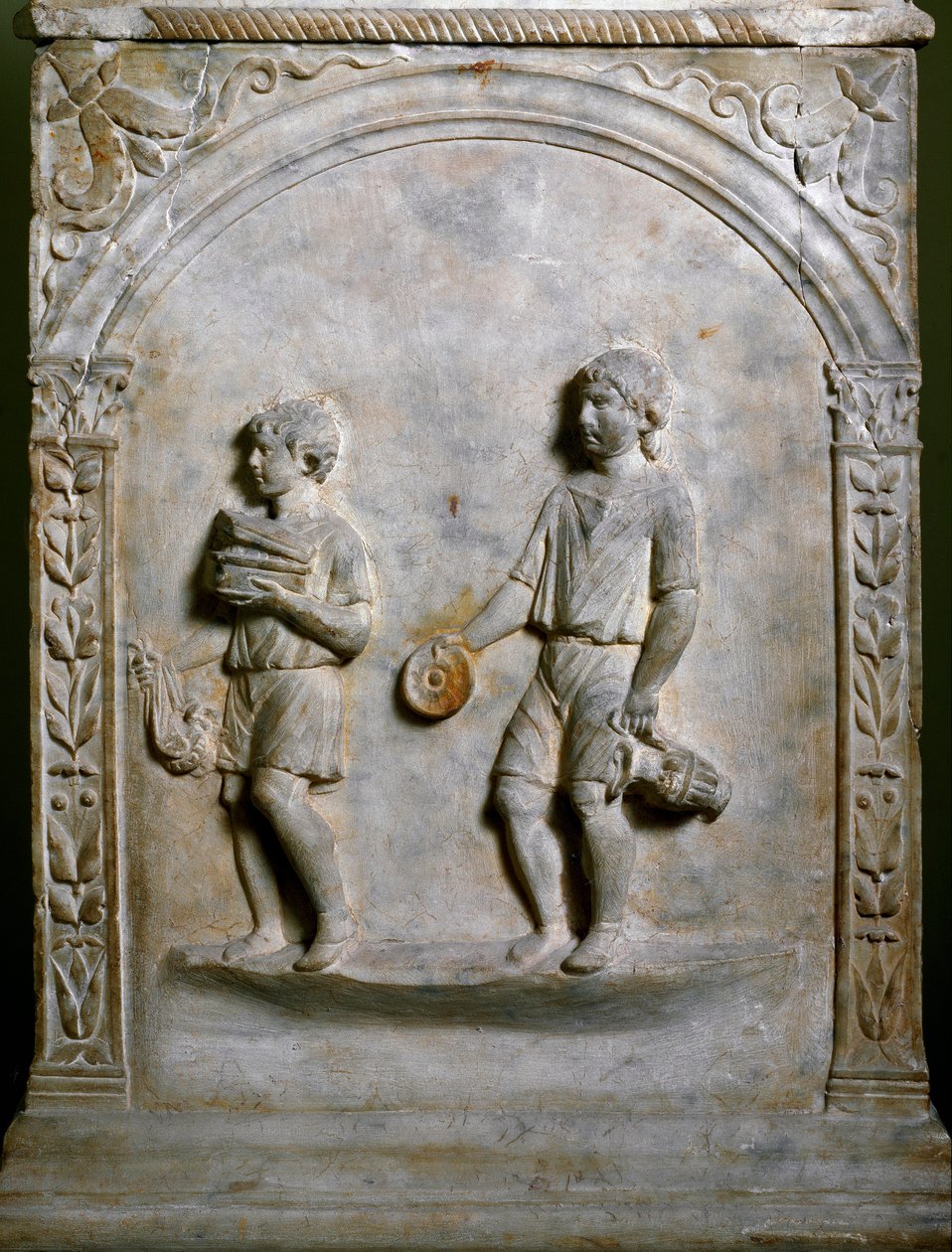 Arte romana: o altar sepulcral retrata dois servos carregando objetos para sacrifício. Baixo relevo. Roma, Museo Nazionale Romano de Roman Roman