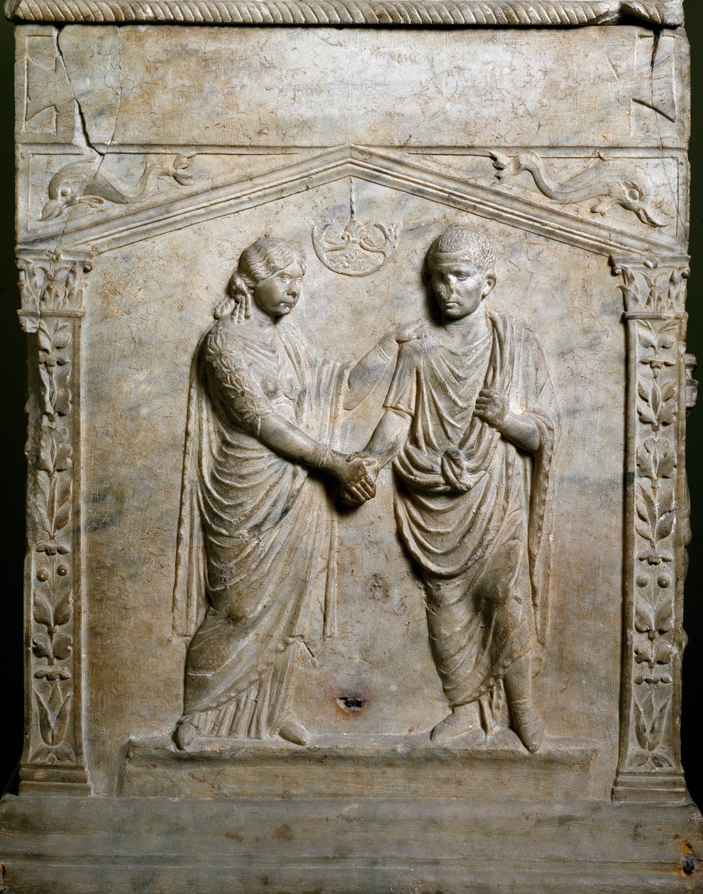 Arte romana: altar funerário decora a cena de um casamento (Junctio dextrarum). Baixo relevo. Roma, Museo Nazionale Romano de Roman Roman