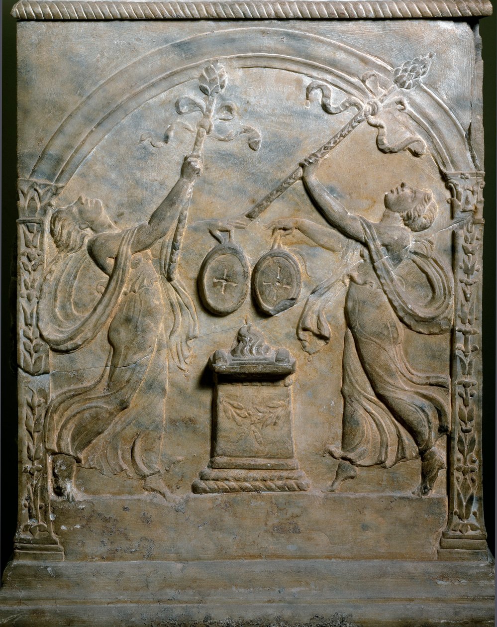 Arte romana: altar funerário representando dois menades dançantes. Relevo baixo. Roma, Museo Nazionale Romano de Roman Roman