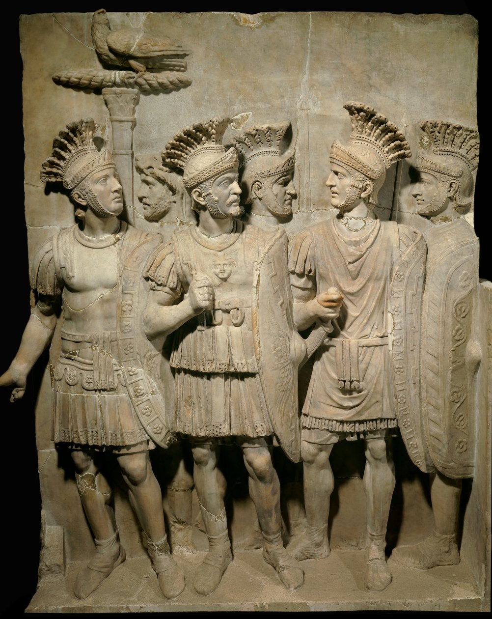 Arte romana: relevo em mármore representando a guarda pretoriana, legionários e soldados de elite, Dim. 1,62x1,26 m - Paris, musee du Louvre - A Guarda Pretoriana, legionários e soldados de elite - Alívio em mármore de Roman Roman