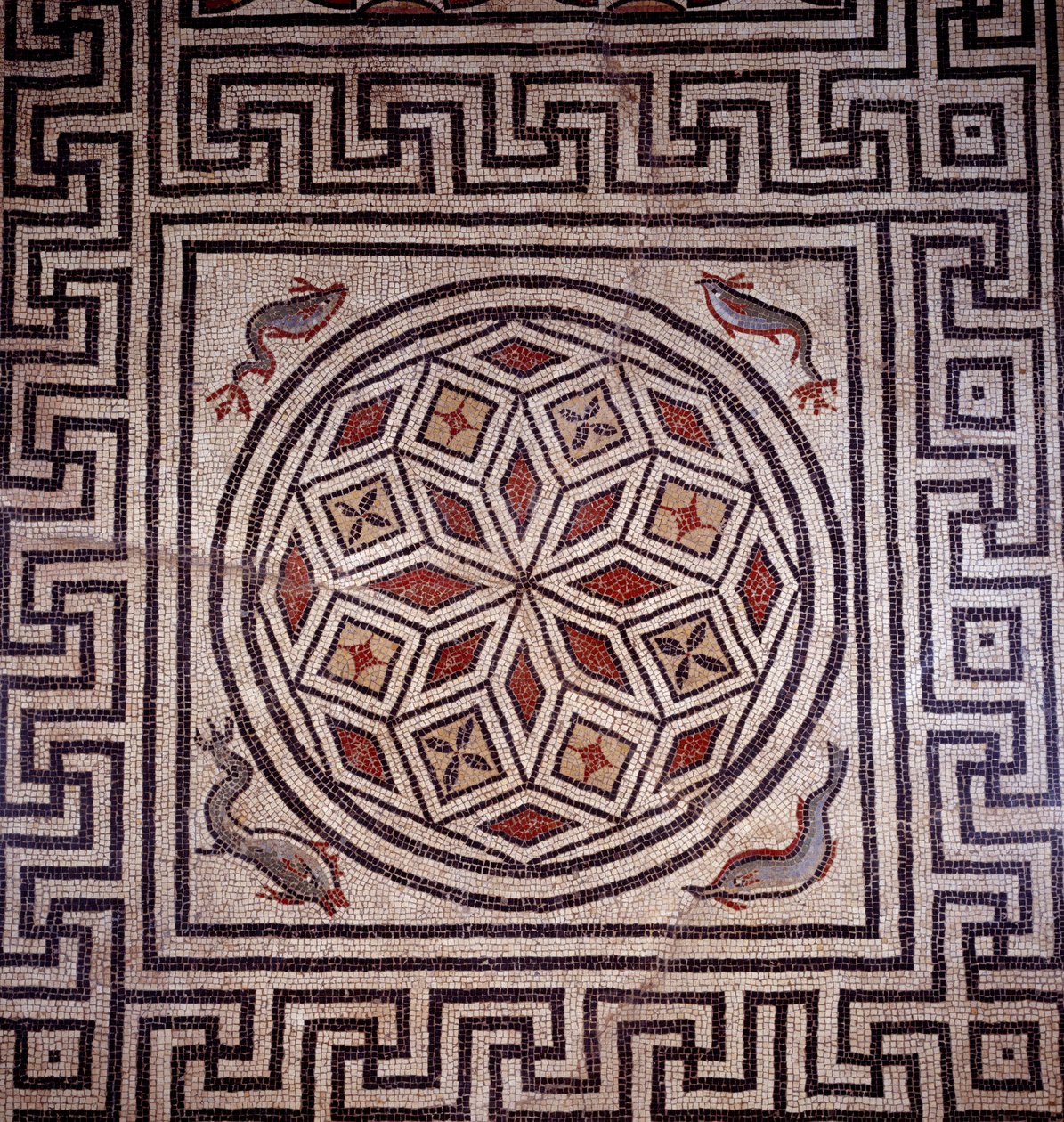 Arte romana: mosaico decorado de golfinhos. Nimes, museu de arqueologia. de Roman Roman