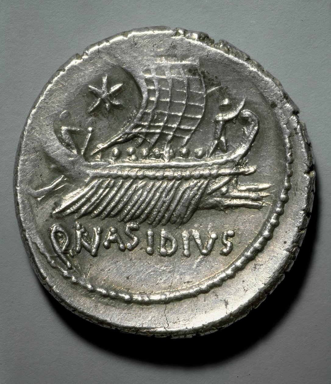 Arte romana: moeda de prata desenhada por uma galé equipada com um sistema para derrubar navios inimigos. Paris, B.N. Cabinet des Medailles de Roman Roman