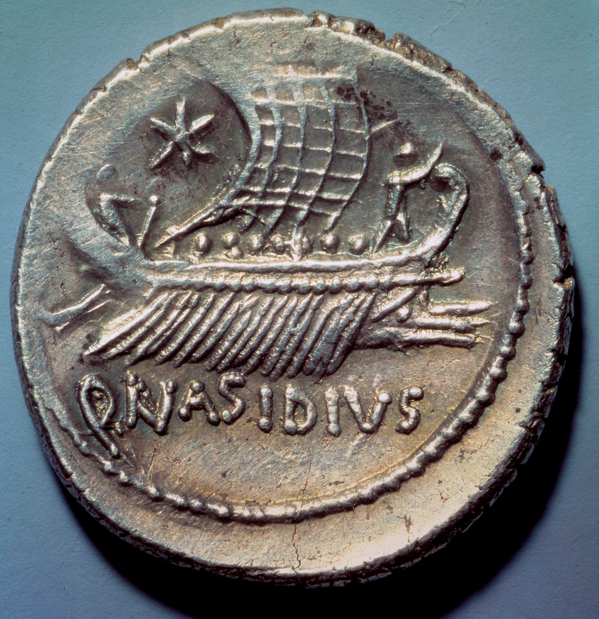 Arte romana: moeda de prata representando uma galé romana. Paris, B.N. de Roman Roman