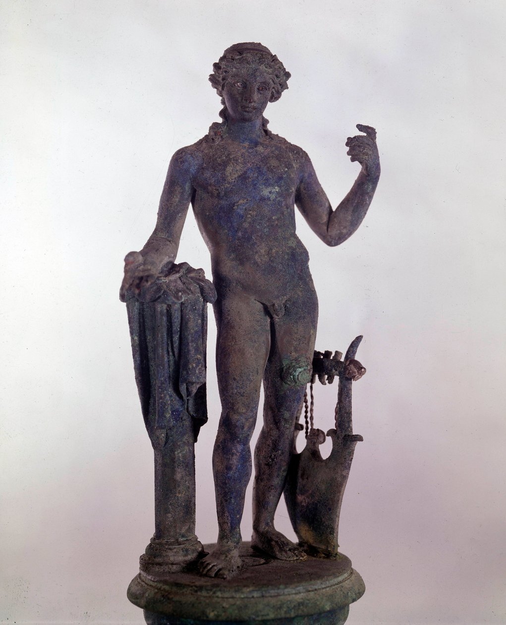 Arte romana: estátua de Apolo em bronze. Museu de Antiguidades Romanas em Roma de Roman Roman