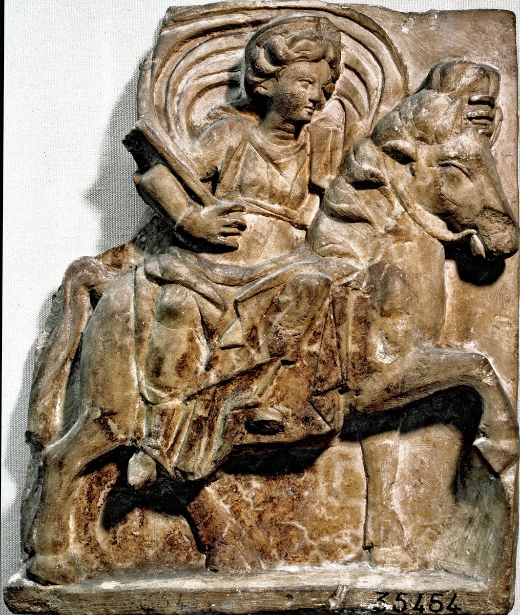 Arte romana: a deusa Epona, divindade de origem gaulesa, padroeira dos cavaleiros e viajantes. Estela calcária encontrada em Gannat (Allier), Auvergne. Saint Germain en Laye. Museu de Antiguidades Nacionais, de Roman Roman