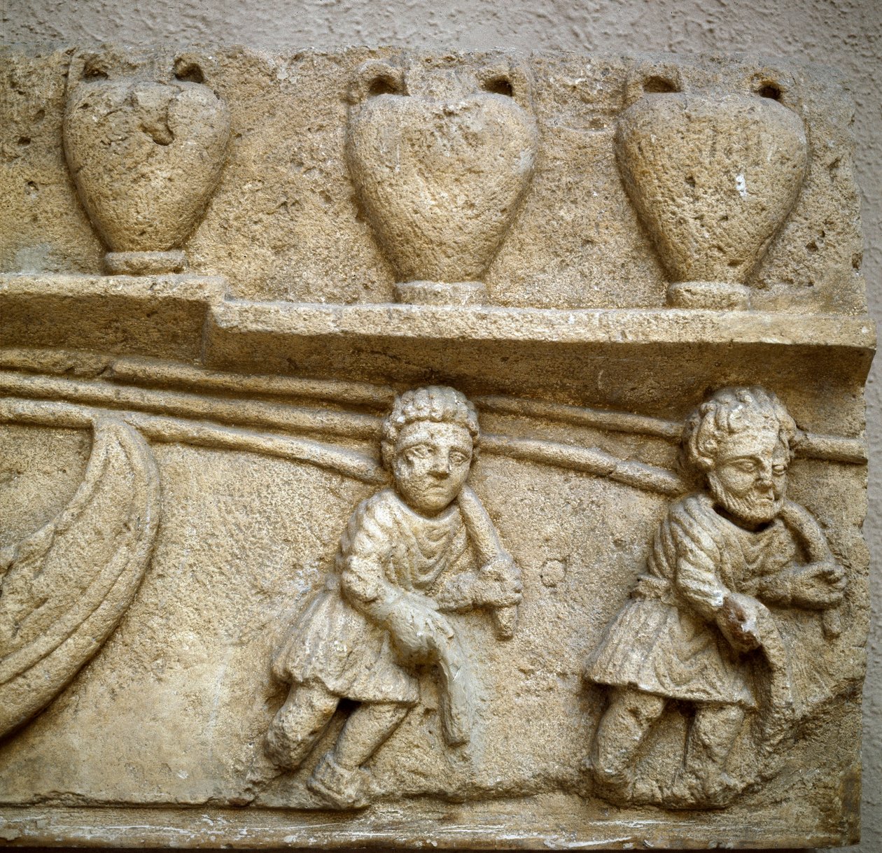 Arte romana: o transporte de um barco carregado com barris destinados ao comércio. Detalhe. Alívio de Cabrieres d