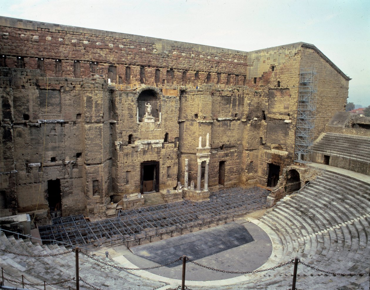 Arte romana: vista do teatro romano da cidade de Orange (Vaucluse). de Roman Roman