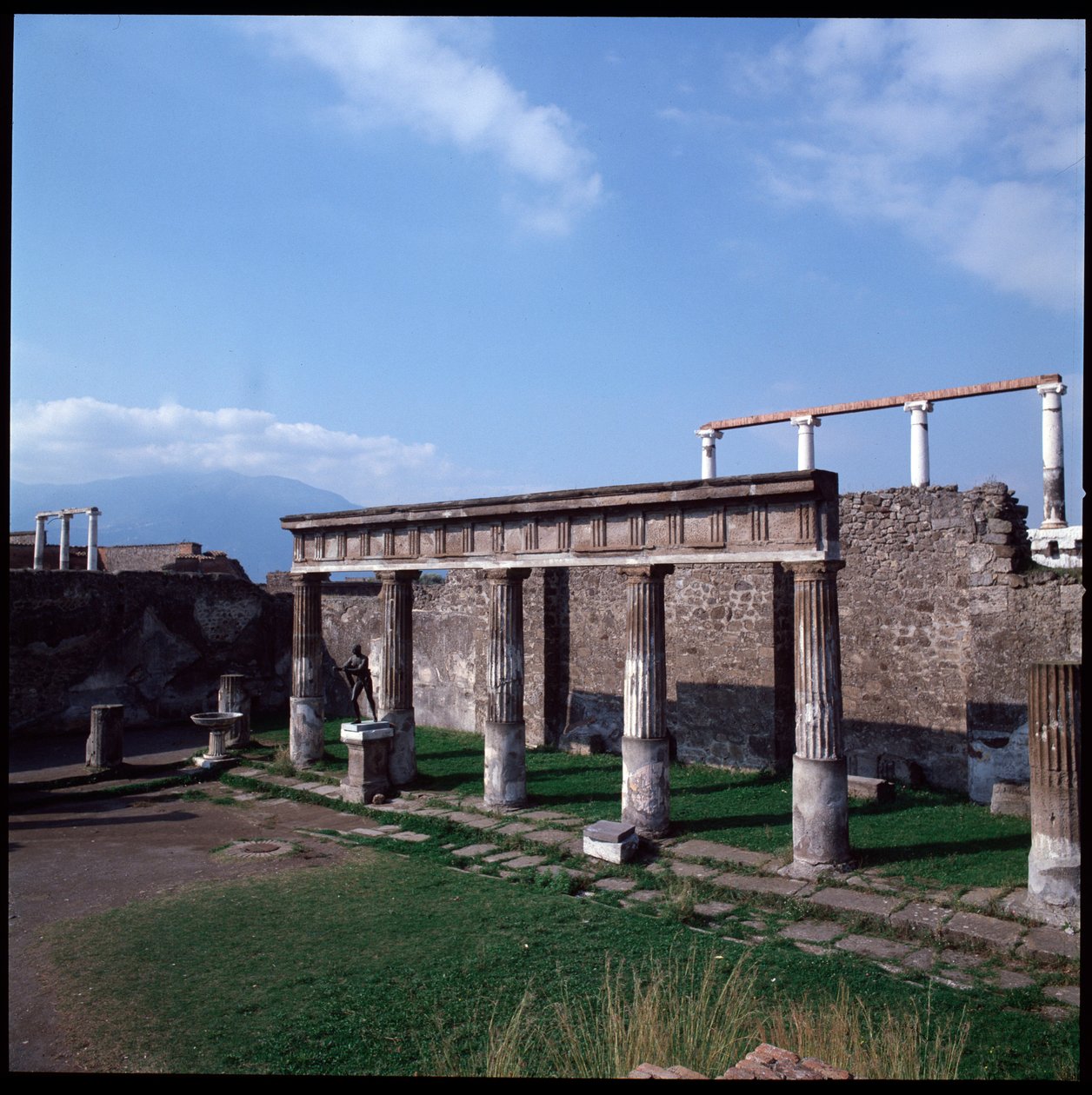 Arte romana: vista do templo de Apolo no sítio arqueológico de Pompeia (século IV a.C.-2 a.C.) Itália (Arte romana: vista do templo de Apolo, Pompeia, século IV a.C.-2 a.C., Itália) de Roman Roman