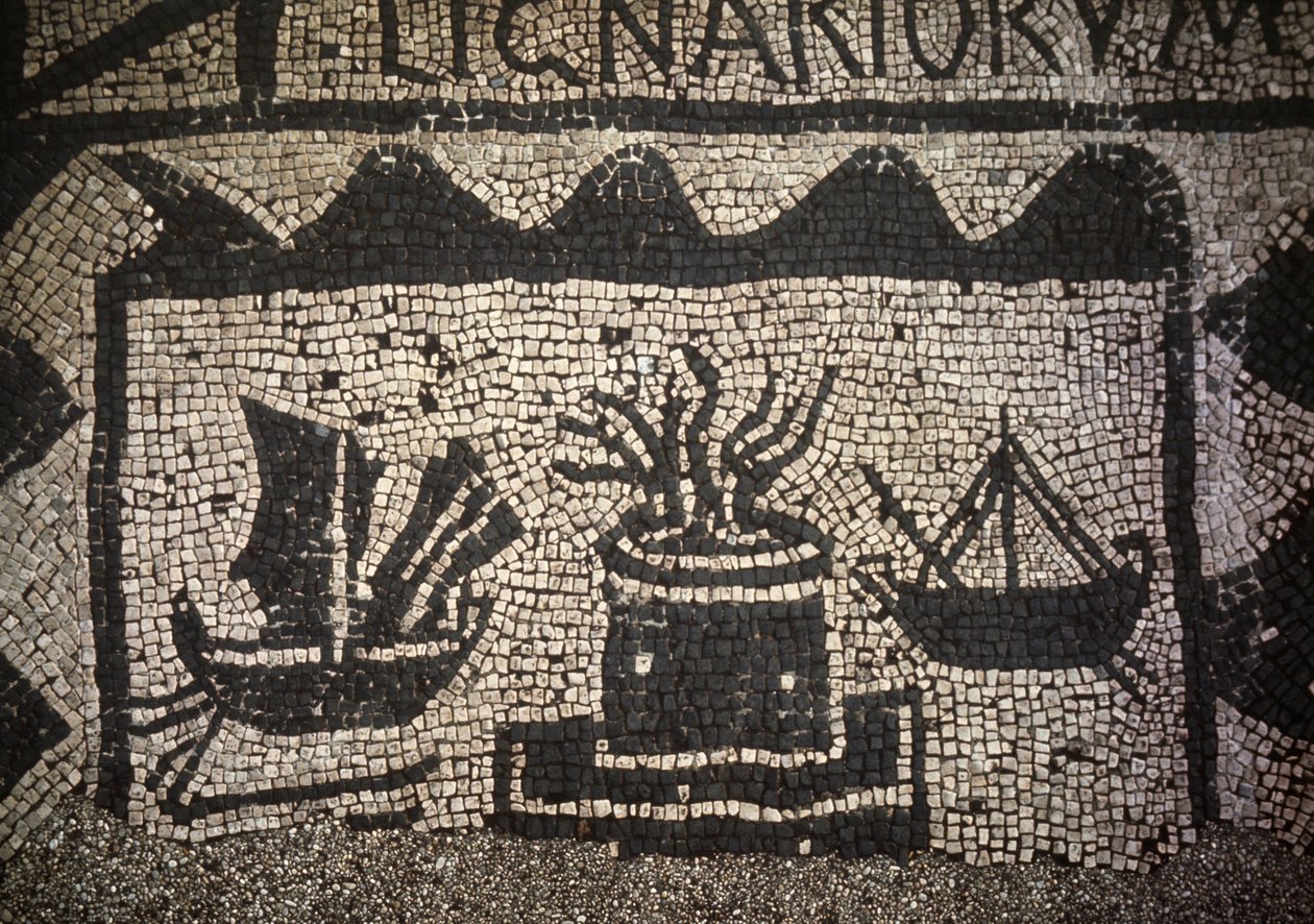 Marinha mercante e farol romano, antiga Ostia (Ostia), Piazza delle Corporazioni. de Roman Roman