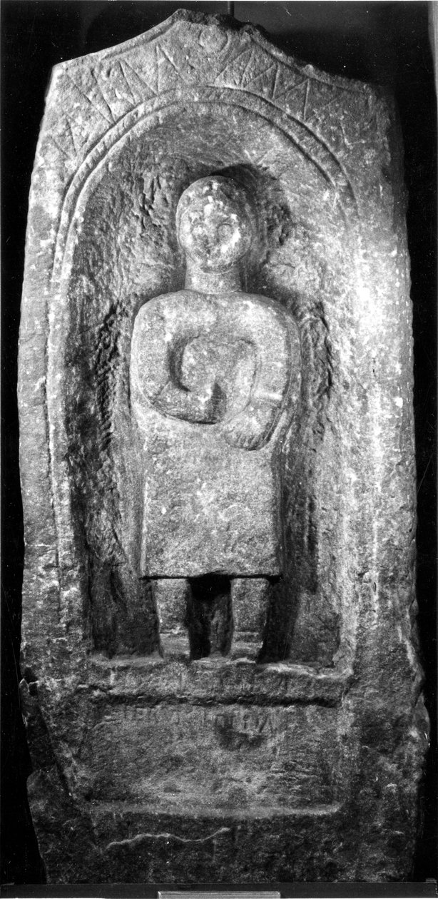Lápide romana com inscrição funerária para Pervica (arenito) de Roman Roman