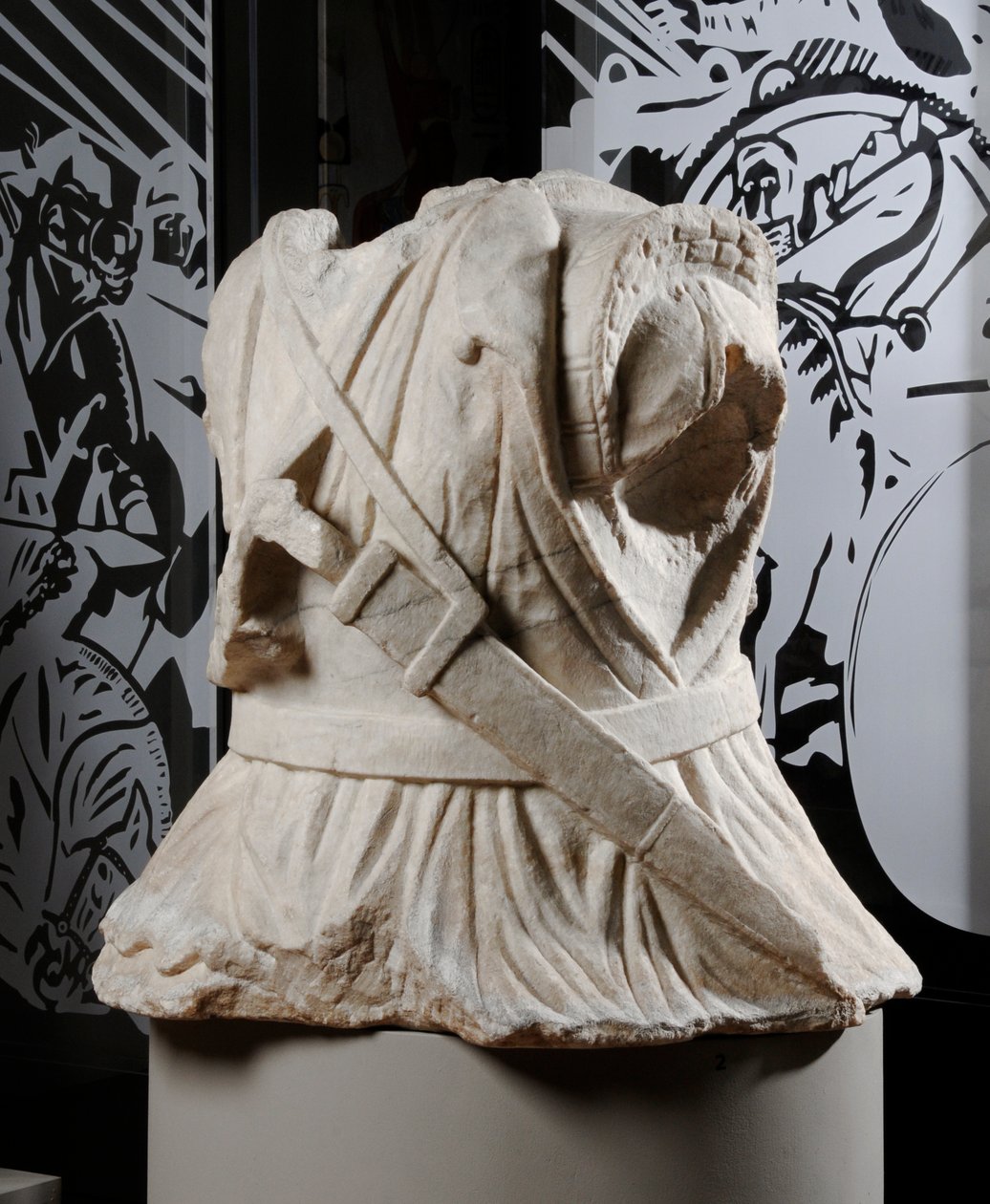Torso esculpido de um cavaleiro (mármore) (ver também 371177) de Roman Roman