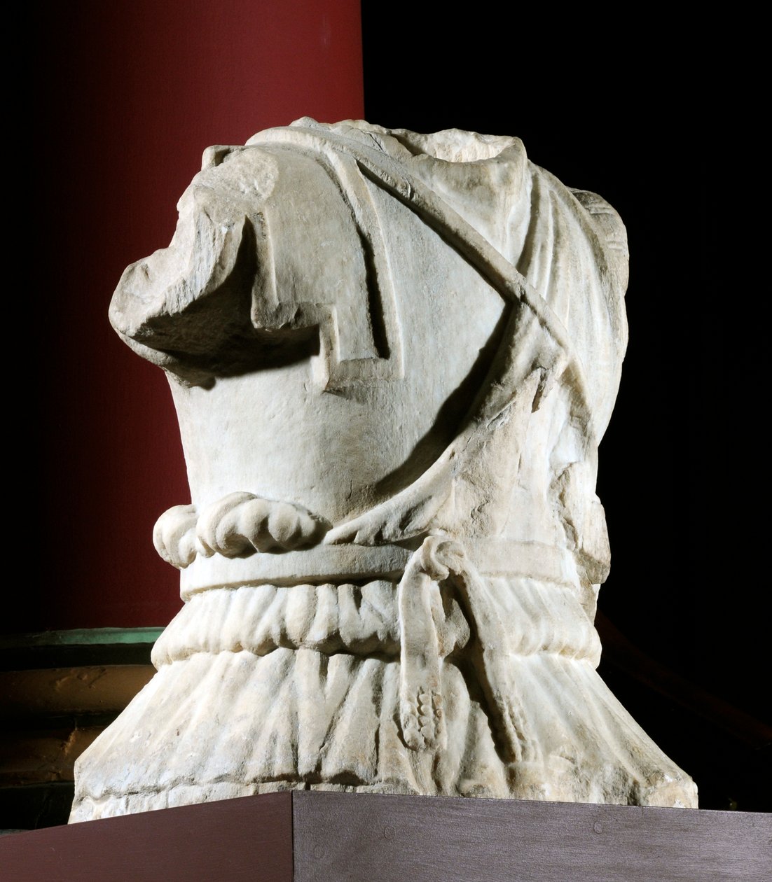 Torso esculpido de um cavaleiro (mármore) (ver também 371178) de Roman Roman