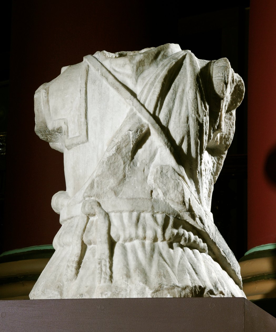 Torso esculpido de um cavaleiro (mármore) (ver também 371179) de Roman Roman