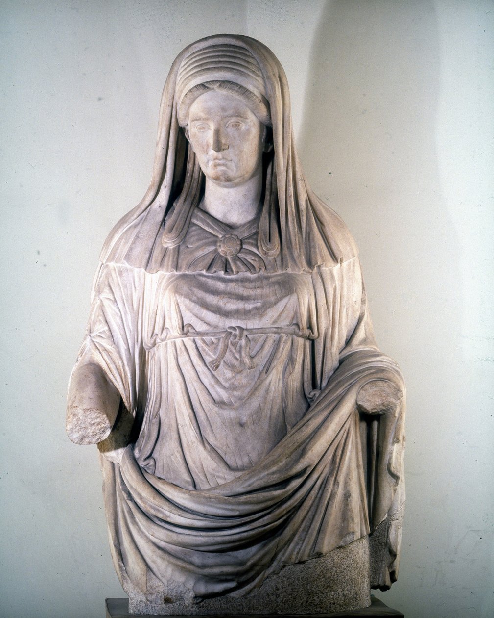 Escultura da vestal "Massima". Museu Nacional Romano. Roma de Roman Roman