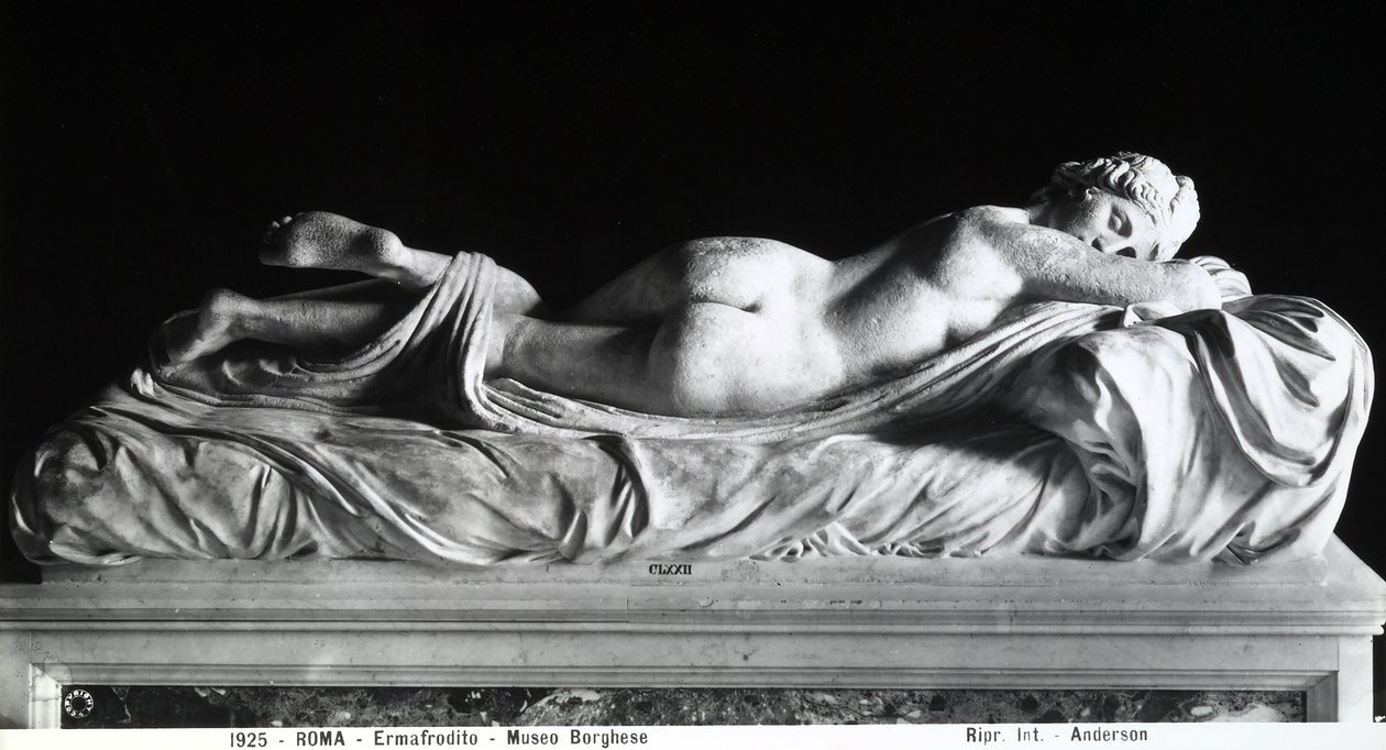 Hermafrodita adormecida (mármore) (foto a p/b) de Roman Roman