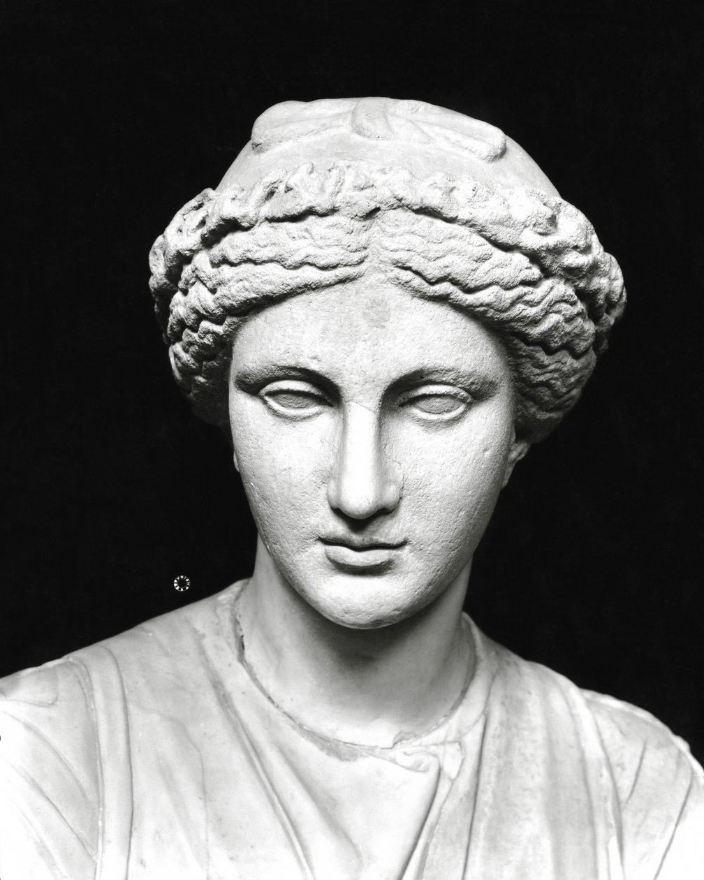 Estátua de Clio segurando um pergaminho, detalhe da cabeça (pedra) (foto p/b) (ver também 161938) de Roman Roman