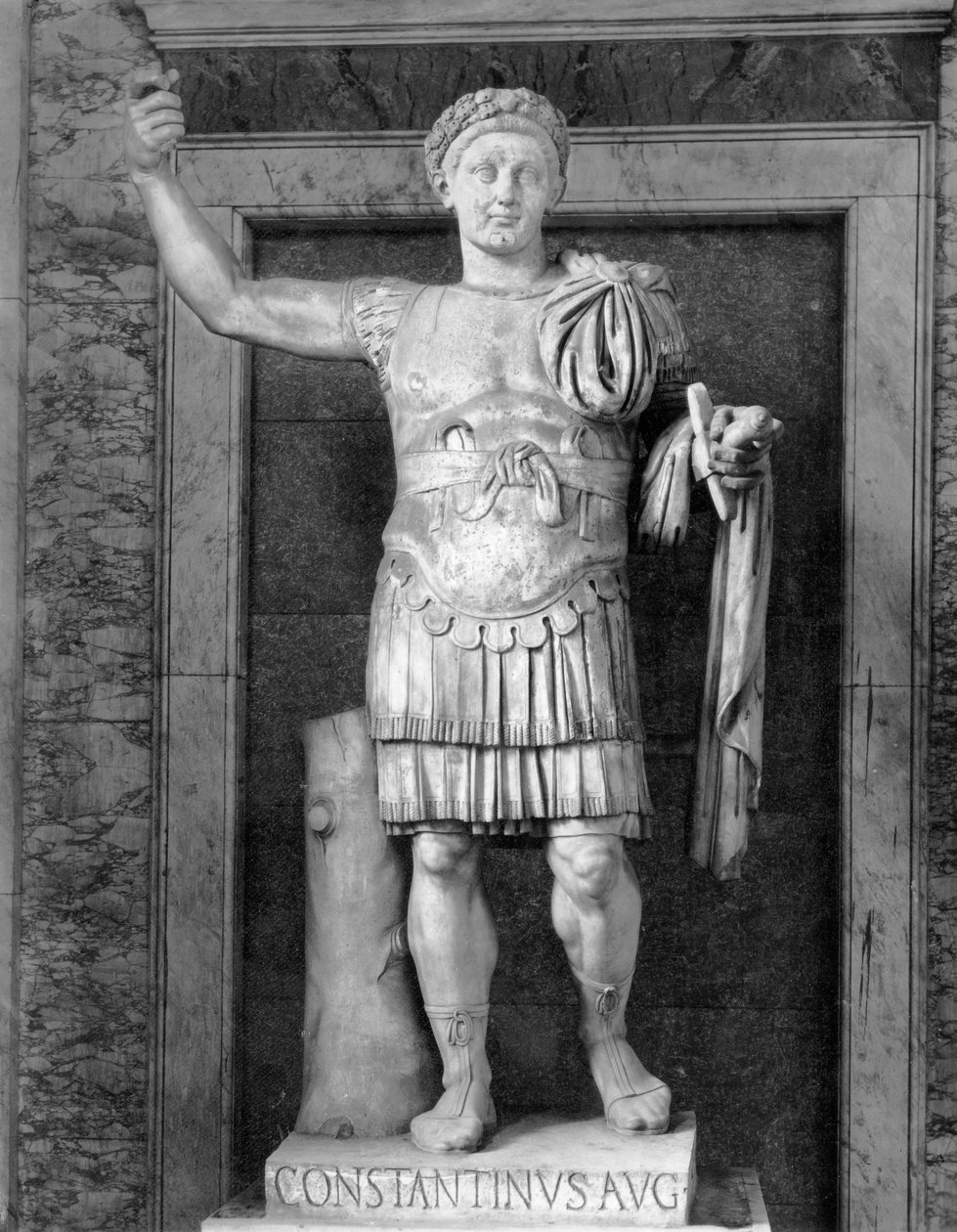 Estátua do Imperador Constantino (AD c.274-337) (mármore) (foto a p/b) de Roman Roman