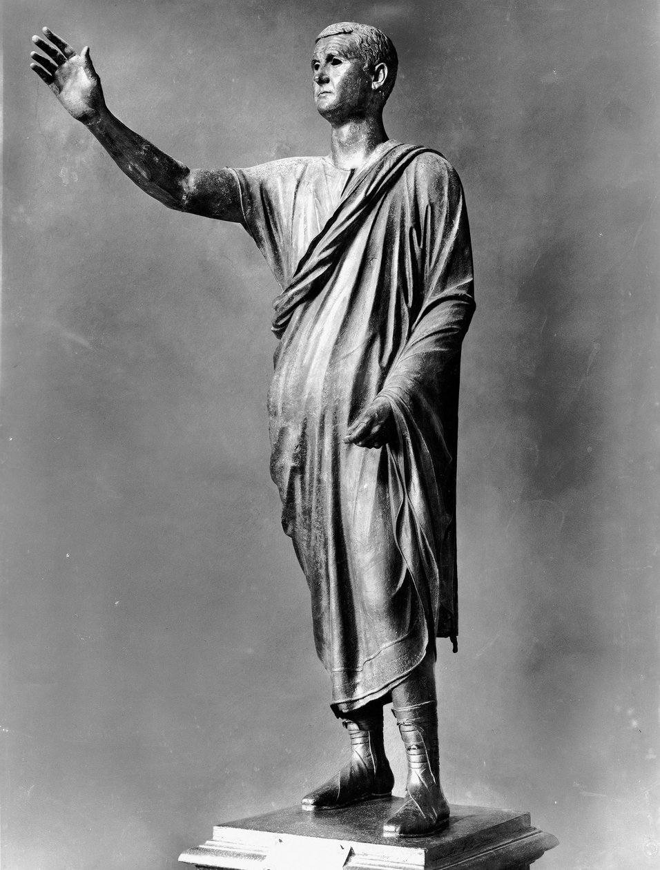 Estátua de um orador romano (bronze) de Roman Roman
