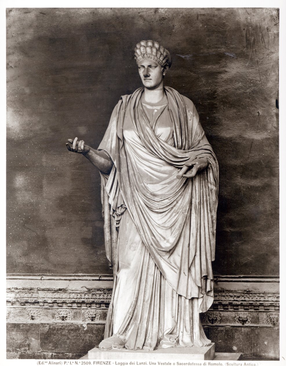 Estátua de uma Virgem Vestal ou Sacerdotisa de Romulus (mármore) (foto a p/b) de Roman Roman