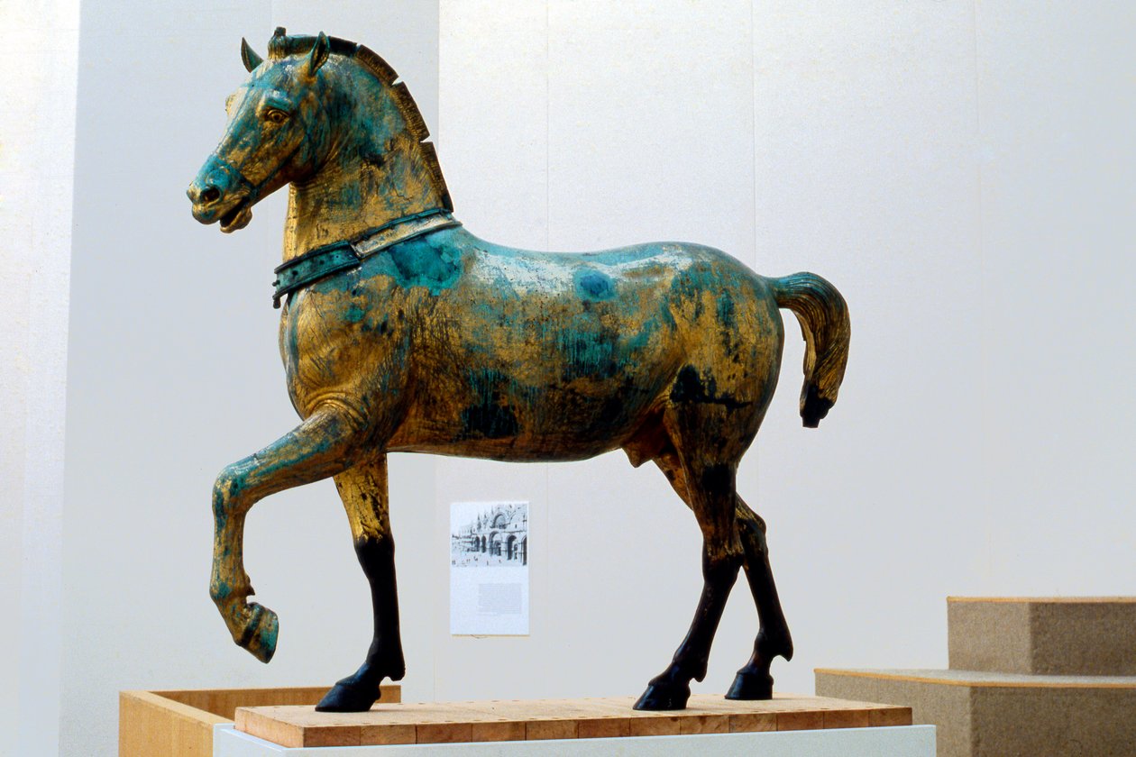 Estátua de um dos quatro cavalos triunfantes de quadriga de São Marco (bronze) de Roman Roman