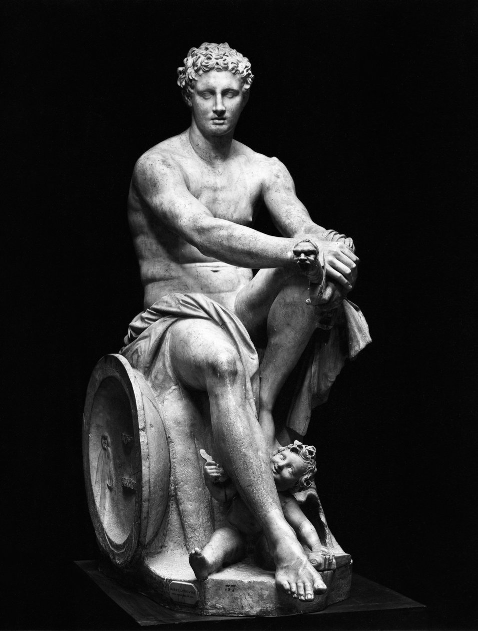 O Ares Ludovisi, cópia de um original grego do século IV a.C. (mármore) (foto a p/b) de Roman Roman