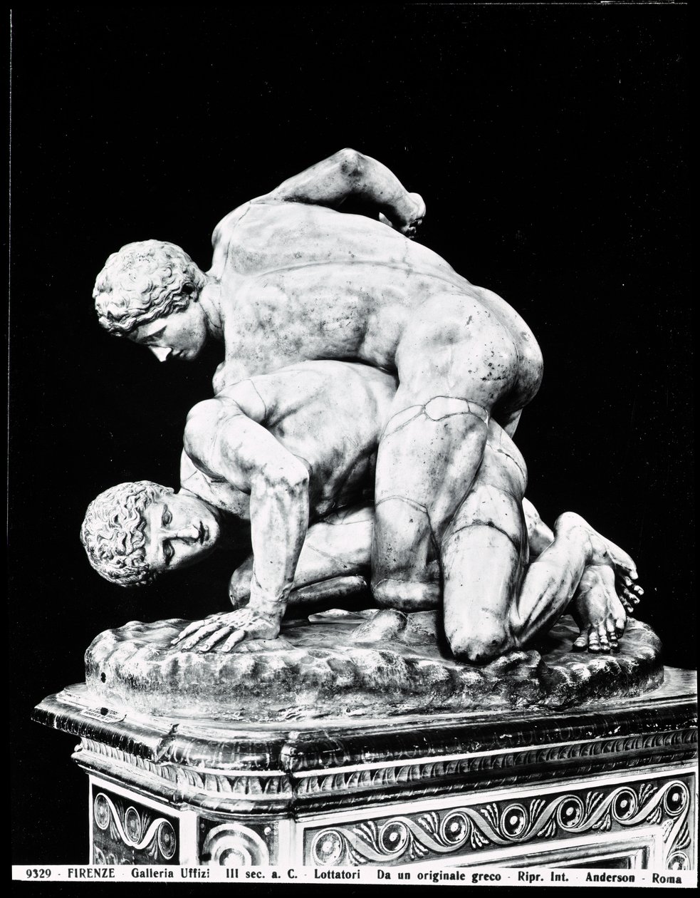 Os Wrestlers, depois de um original grego do século III a.C. (mármore) (foto a p/b) (ver também 31428 de Roman Roman
