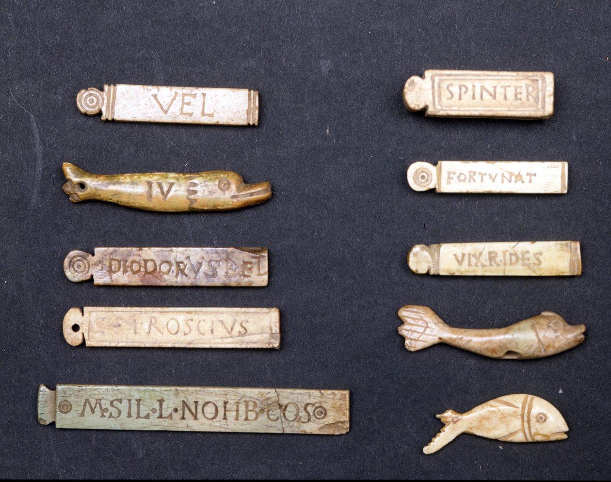 Bilhetes de teatro em marfim da época romana. Museo della Scala em Milão de Roman Roman