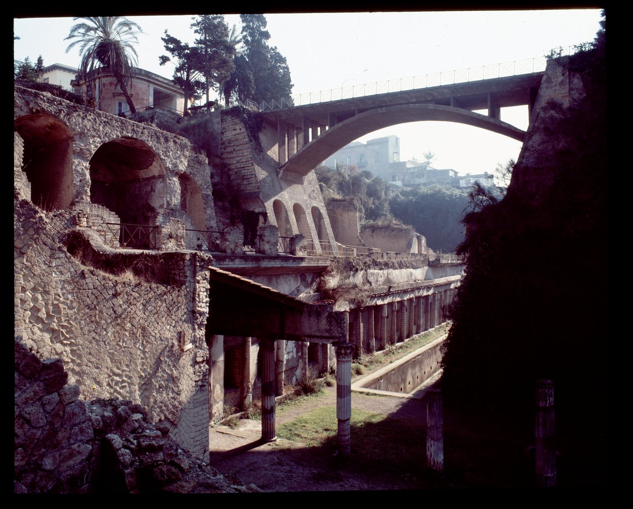 Vista da zona oriental de Herculano, século V a.C.-1 d.C. de Roman Roman