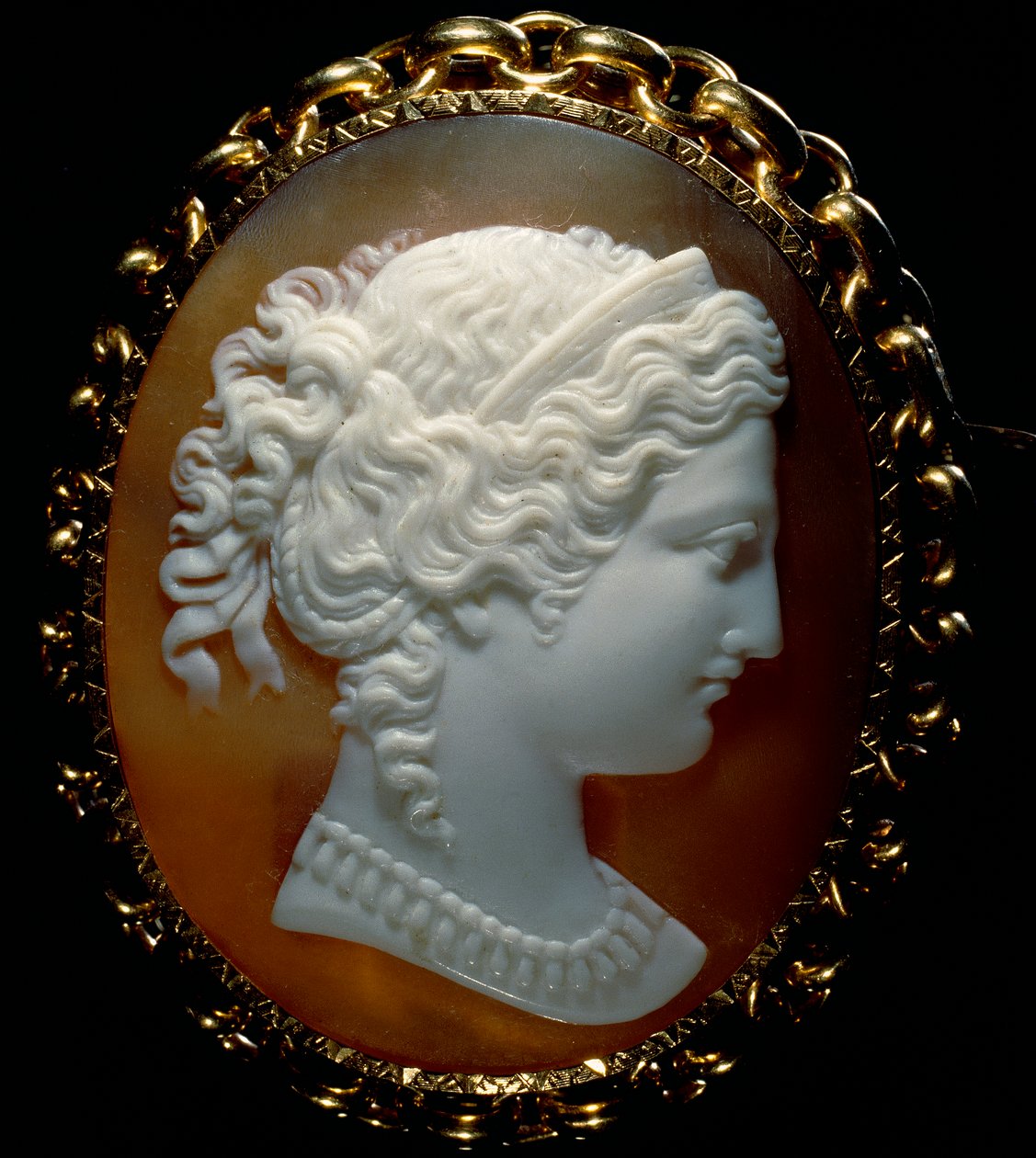 Retrato de um perfil feminino; camafeu sobre sardonice, ambientado em ouro de Roman School