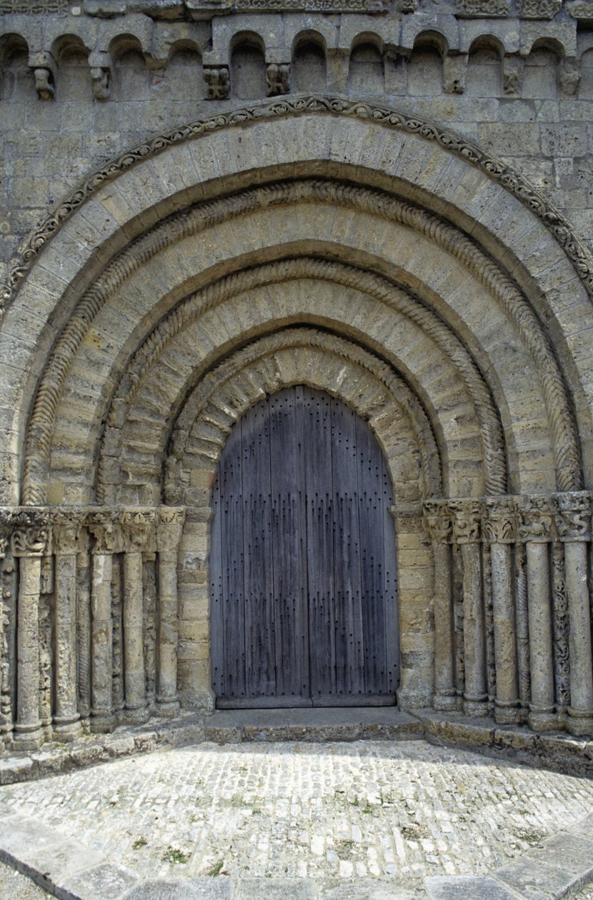 Igreja do século XII com uma bonita fachada Poitevine (estilo românico). Chaize-Giraud em Vendée (85). de Romanesque