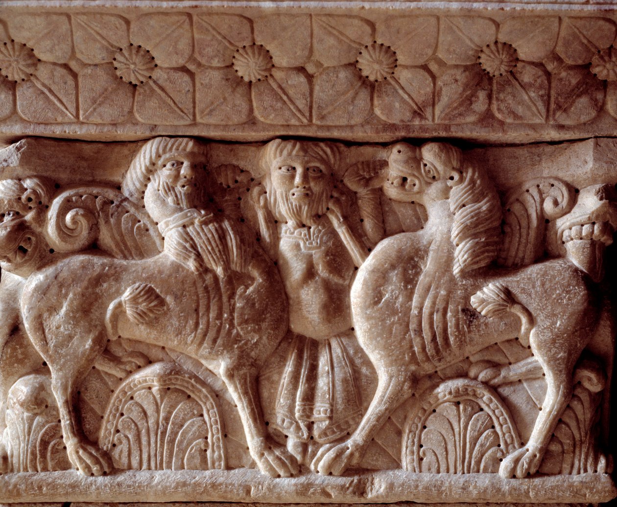 Um centauro e um leão, capital esculpida na tribuna do Priorado de Romanesque