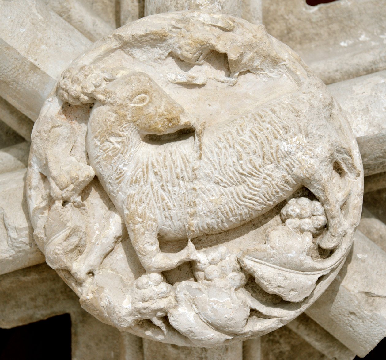 Um cordeiro, detalhe da abóbada da capela de Saint Laurent (Saint-Laurent), desapareceu durante vários anos e originalmente localizado acima da abadia cisterciense de Fontenay (Abadia de Fontenay, Borgonha, França: detalhe de uma pedra-chave representando  de Romanesque