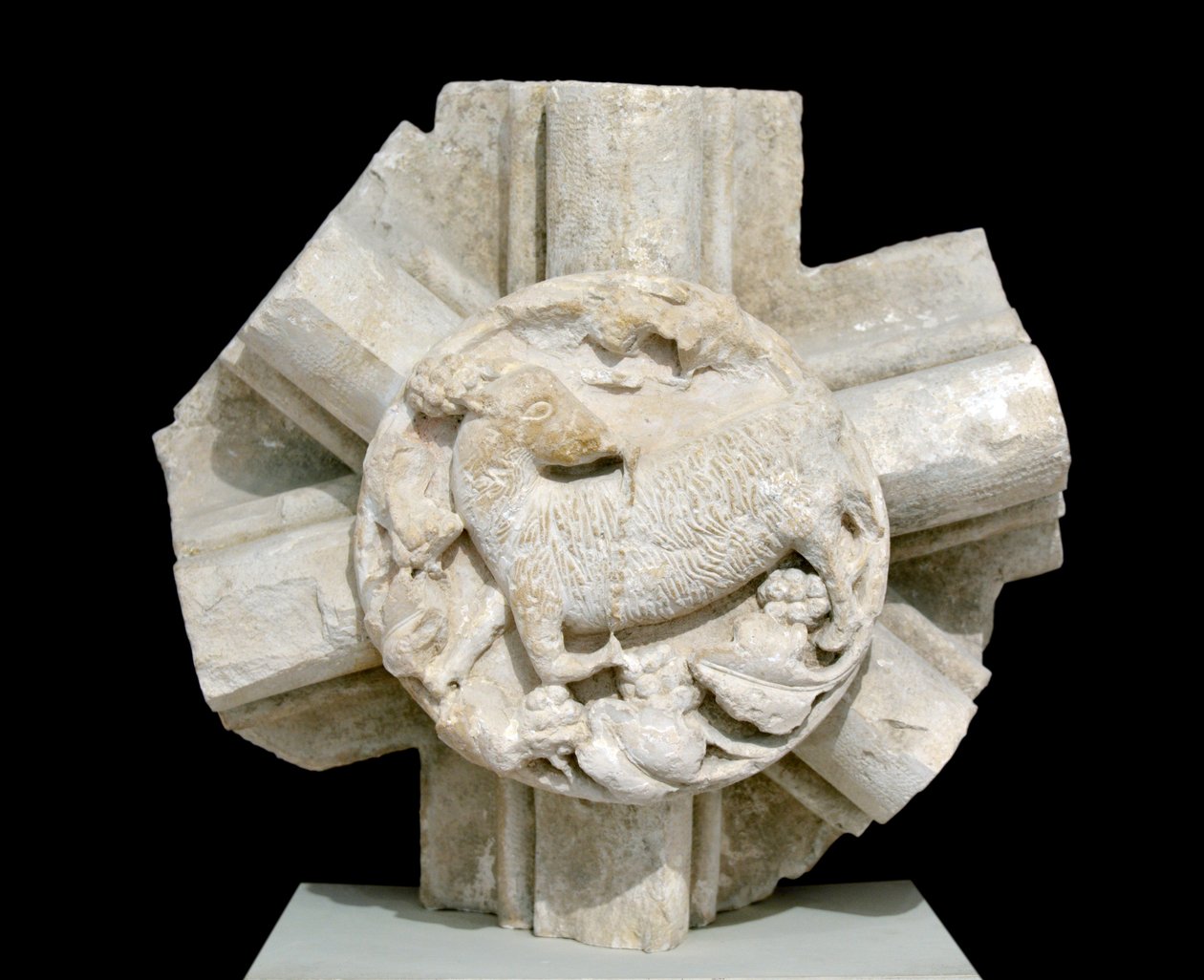 Um cordeiro, abóbada da Capela de Saint Laurent (São Lourenço), desapareceu durante vários anos e originalmente localizado acima da Abadia Cisterciense de Fontenay (Abadia de Fontenay, Borgonha, França: pedra-chave representando um cordeiro) de Romanesque