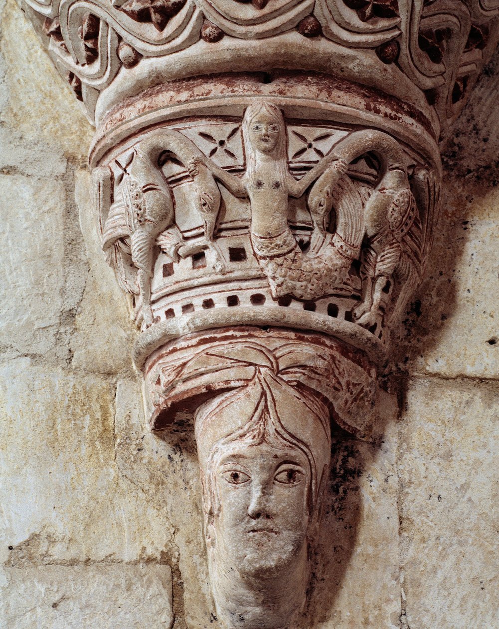Uma sereia, capital esculpida da capela-mor. de Romanesque
