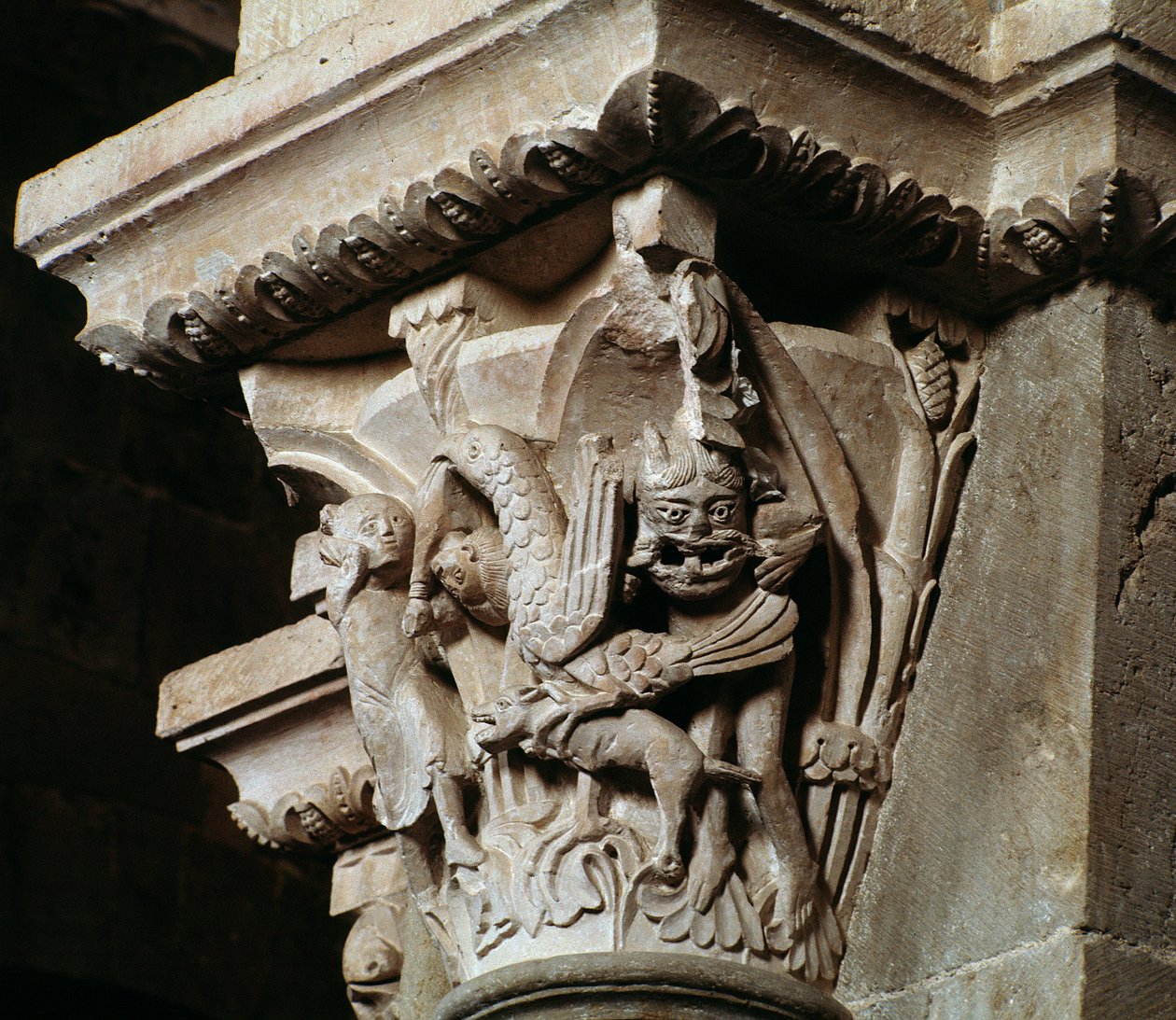 Rapto de Ganímedes (capital esculpido) de Romanesque