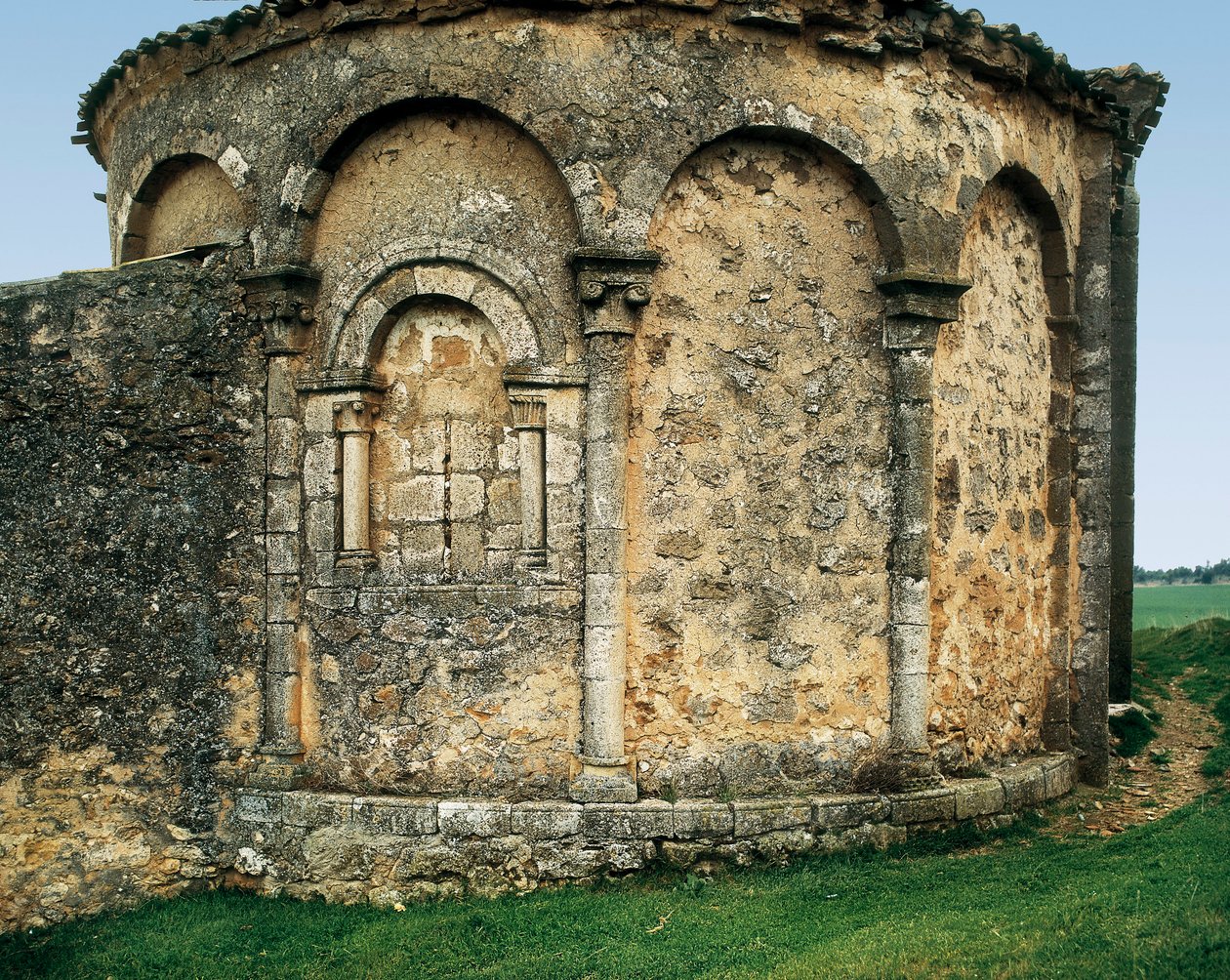 Apse vista do exterior, Igreja de São Miguel (Parroquia católica de São Miguel Arcángel) em Valdenebro, Soria, Castela e Leão, Espanha, final do século XII - início do século XIII (foto) de Romanesque