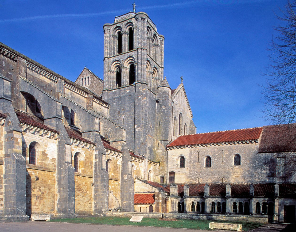 Basílica de Vezelay (Yonne, Bourgogne), vista do exterior de Romanesque